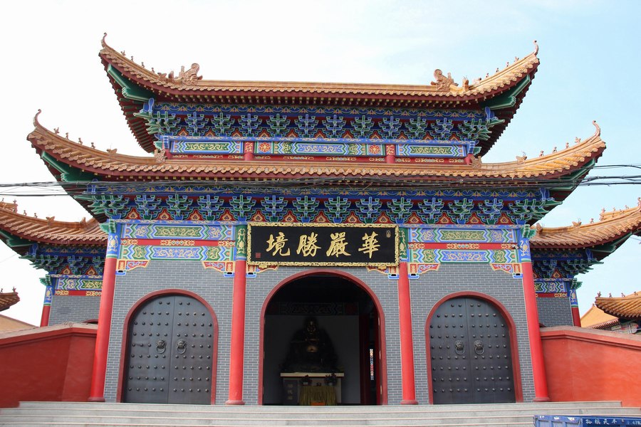 据新城县志载:坐落于桓台县田庄镇高楼村的千年古刹华严寺建自隋代.