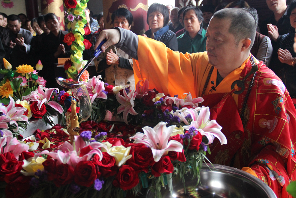 常净大和尚进行浴佛仪式